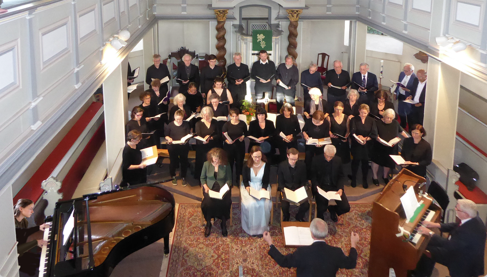 Der Ökumenische Chor Lorsbach singt bei einem Konzert in einer Kirche